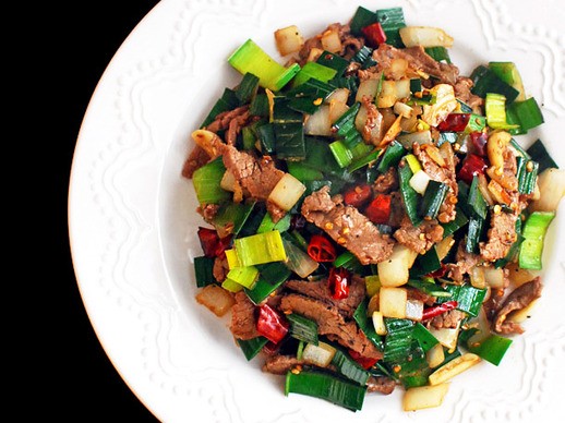 Spicy stir-fried beef with leeks and onions