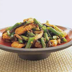 Spicy stir-fried sesame chicken with green beans and shiitake mushrooms
