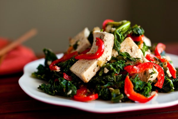Spicy stir-fried tofu with kale and red pepper
