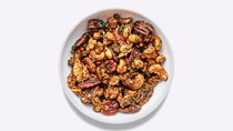 Spicy-sweet nori nut mix