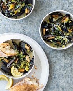 Spicy Thai red curry mussels