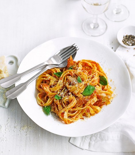 Spicy tomato and mackerel pasta