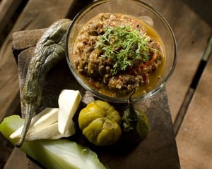 Spicy tomato dip with raw seasonal vegetables