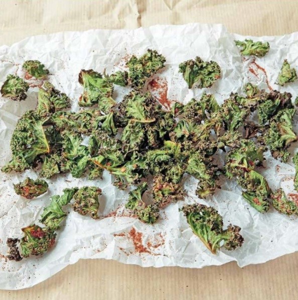 Spicy tomato kale chips