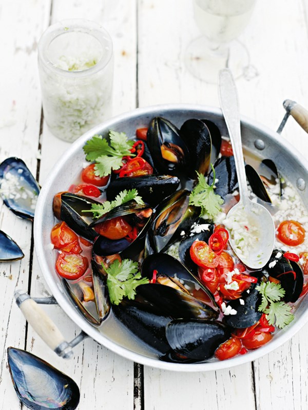 Spicy tomato mussels with coconut sambal