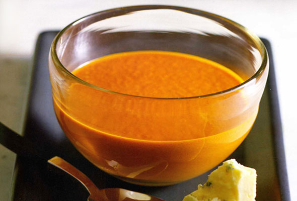 Spicy tomato soup with blue cheese