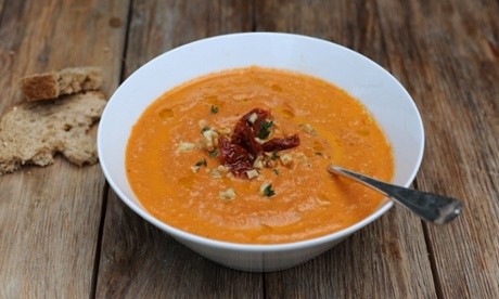 Spicy tomato soup with leeks and walnuts