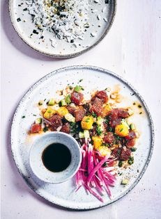 Spicy tuna poke salad