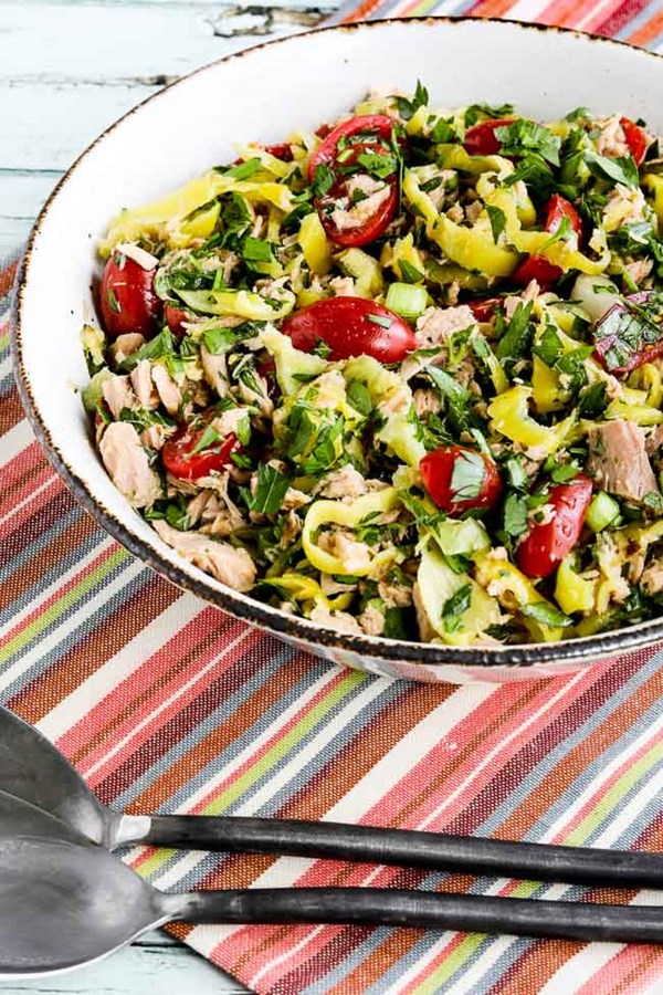 Spicy tuna salad with peperoncini, tomatoes, and parsley