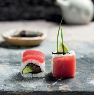 Spicy tuna ura maki roll
