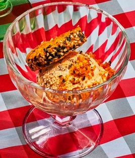 Spicy vanilla ice cream with chocolate shavings