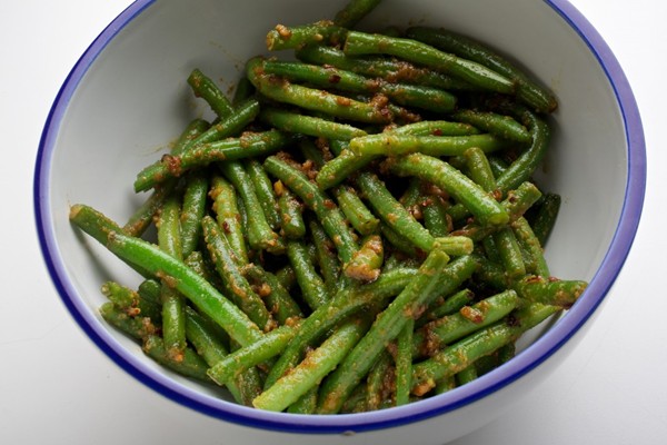 Spicy walnut green beans