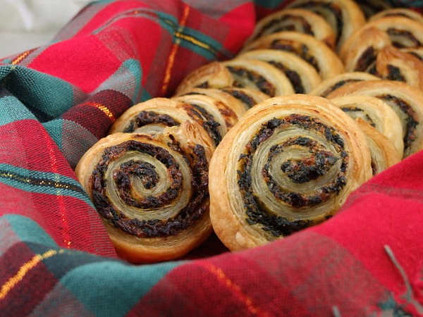 Spinach & sundried tomato puff pastry pinwheels
