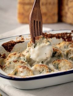 Spinach and bread baked gnocchi in cheese sauce (Gnocchi di pane e spinaci al forno)