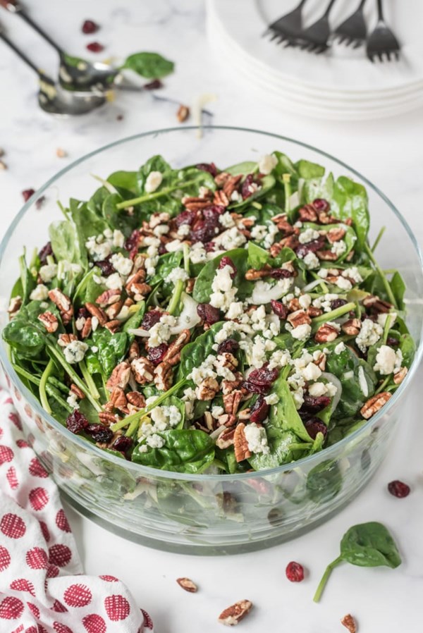 Spinach and endive salad with pecans and blue cheese