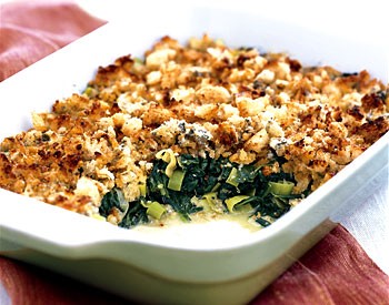 Spinach and leek gratin with Roquefort crumb topping