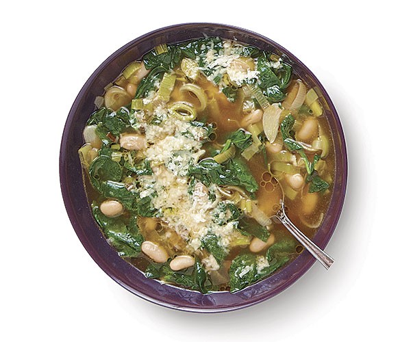 Spinach and leek soup with garlic and cannellini beans