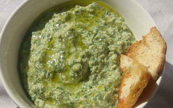 Spinach and lemon hummus with baked pitta chips