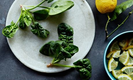 Spinach and lemon salad