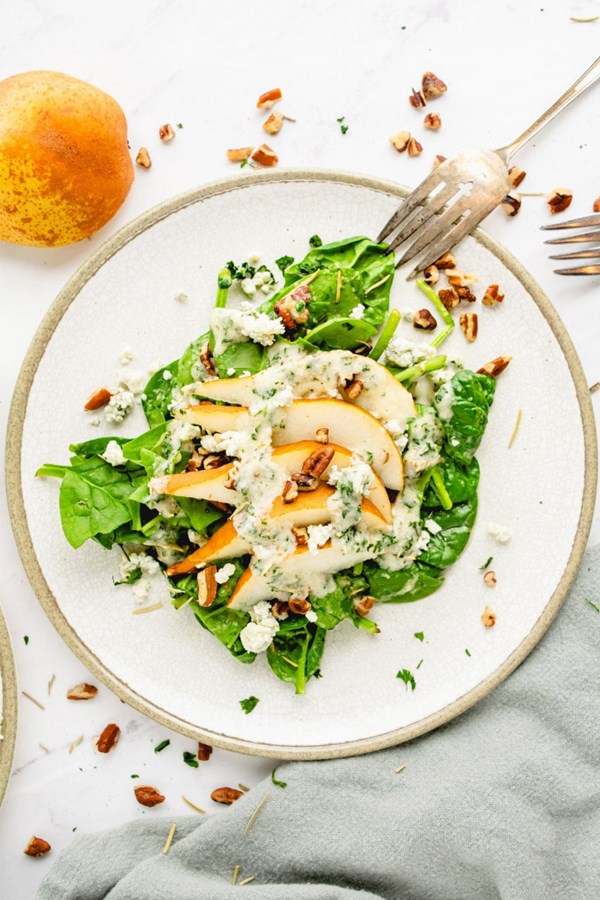 Spinach and pear salad with rosemary vinaigrette