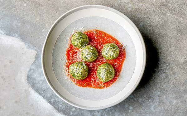 Spinach and ricotta dumplings in tomato sauce (Palline al verde)
