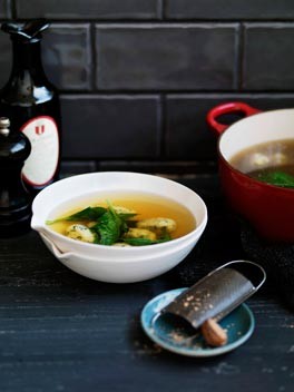 Spinach and ricotta dumplings in chicken broth (Gnocchi di ricotta e spinaci in brodo)