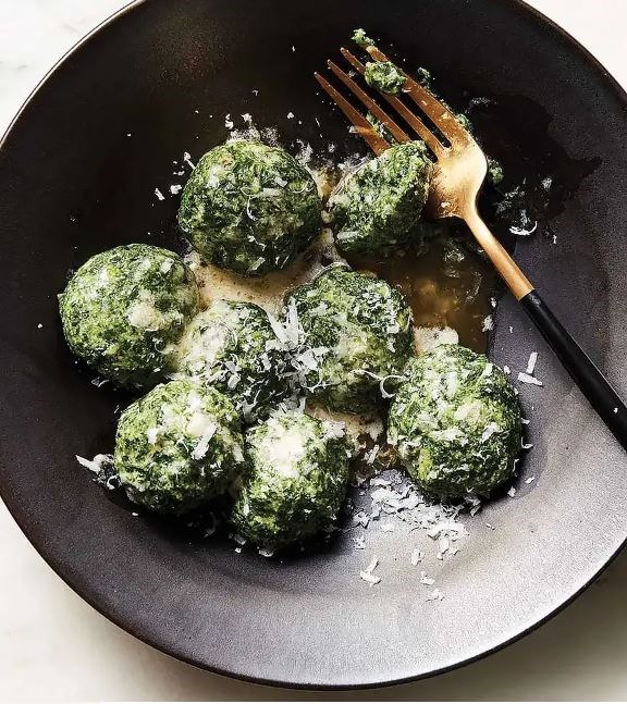 Spinach and ricotta dumplings (Ravioli nudi)