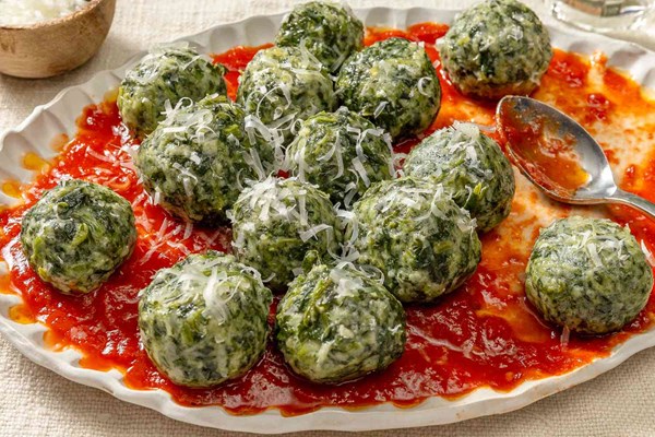 Spinach and ricotta dumplings (Ravioli gnudi)