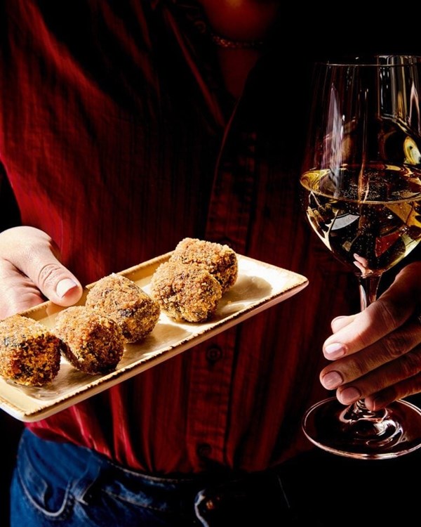 Spinach and walnut croquetas 
