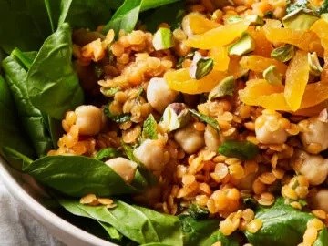 Spinach-apricot salad with spiced lentils 
