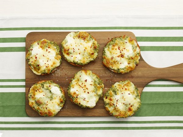 Spinach-artichoke pizza bagels 