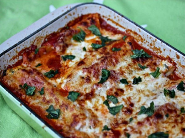 Spinach cannelloni in tomato and crème fraîche sauces