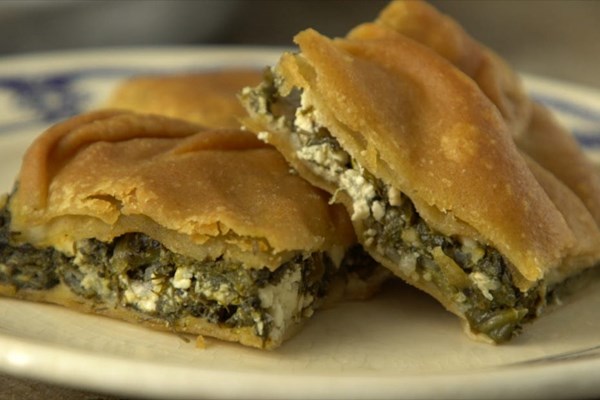 Spinach-cheese pie with homemade whole wheat phyllo (Spanakopita me spitiko filo apo mavro alevri)