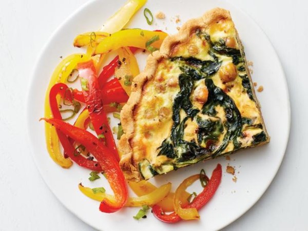 Spinach-chickpea quiche with bell peppers