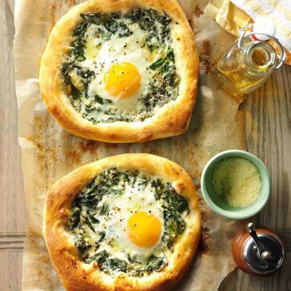 Spinach-egg breakfast pizzas