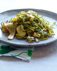 Spinach fettuccine with tangy grilled summer squash