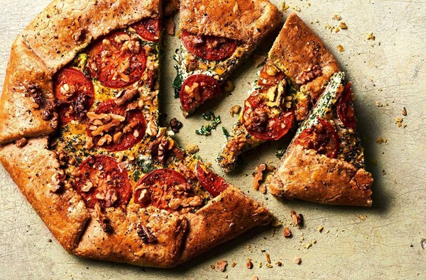 Spinach galette with walnut pastry 