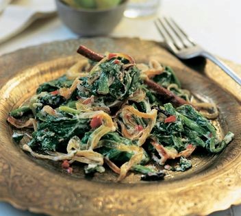 Spinach in clove-infused yogurt sauce