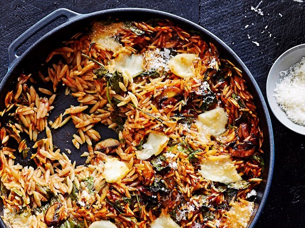 Spinach, mushroom & mozzarella risoni bake