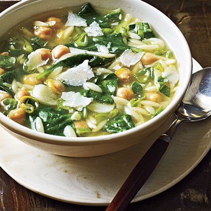 Spinach, pasta, and pea soup
