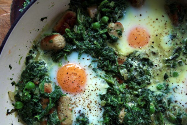 Spinach, pea and sausage eggs Florentine