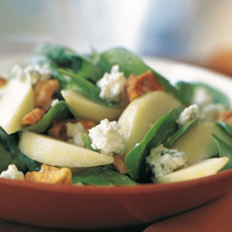 Spinach, pear & walnut salad