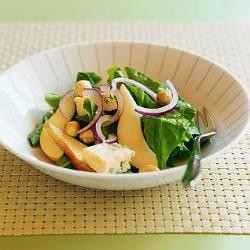 Spinach, pear, blue cheese & hazelnut salad
