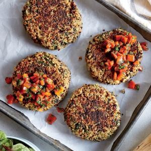 Spinach-quinoa cakes with bell pepper relish