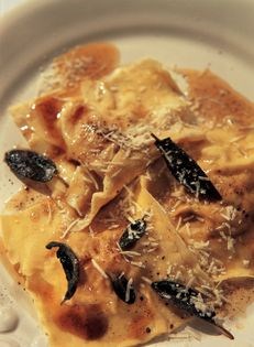 Spinach ravioli with butter and sage (Ravioli di spinaci con burro e salvia)
