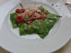 Spinach ravioli with tomatoes and basil