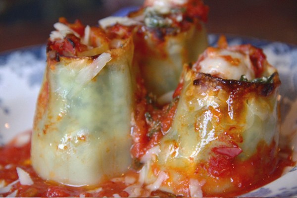 Spinach-ricotta pinwheel lasagna with simple tomato sauce