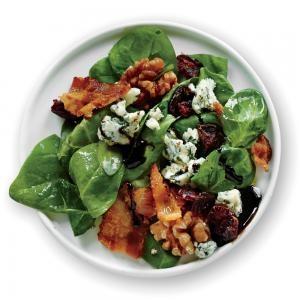 Spinach salad with bacon, walnuts, and blue cheese