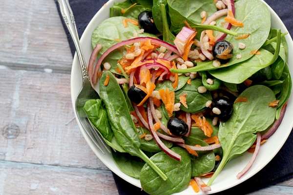 Spinach salad with barley and cinnamon vinaigrette