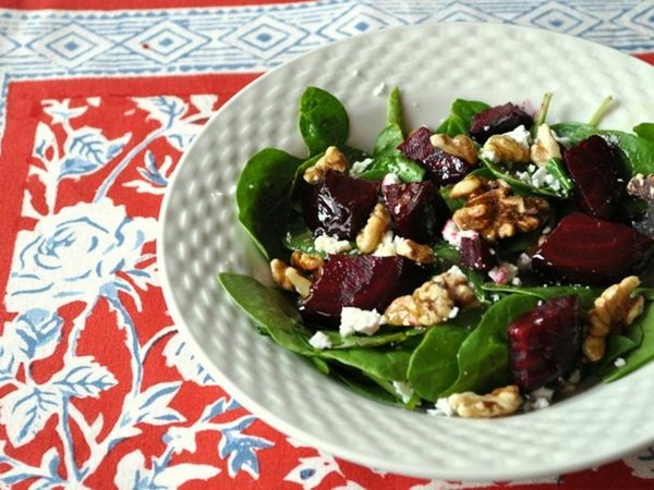 Spinach salad with beets and walnuts